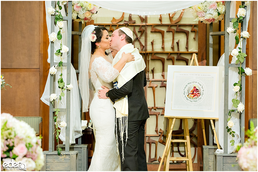 Ohr Shalom Synagogue wedding first kiss.